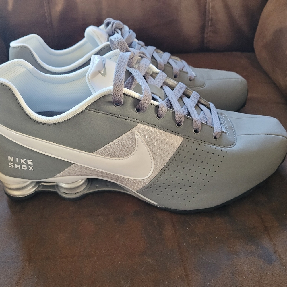 Nike Shox deliver size 10 brand new in box